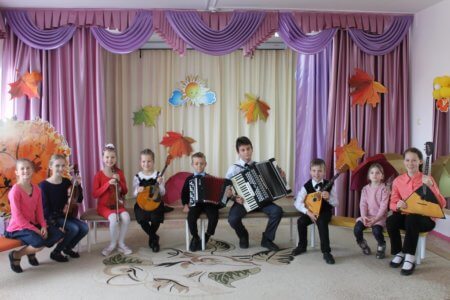 28 ноября в детских садах «Рябинка» и «Колокольчик» прошла музыкально-просветительская программа для дошкольников «Где живут музыкальные звуки». 7