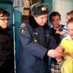 В Мостовском районе полицейские проводят профилактические рейды по неблагополучным семьям 17