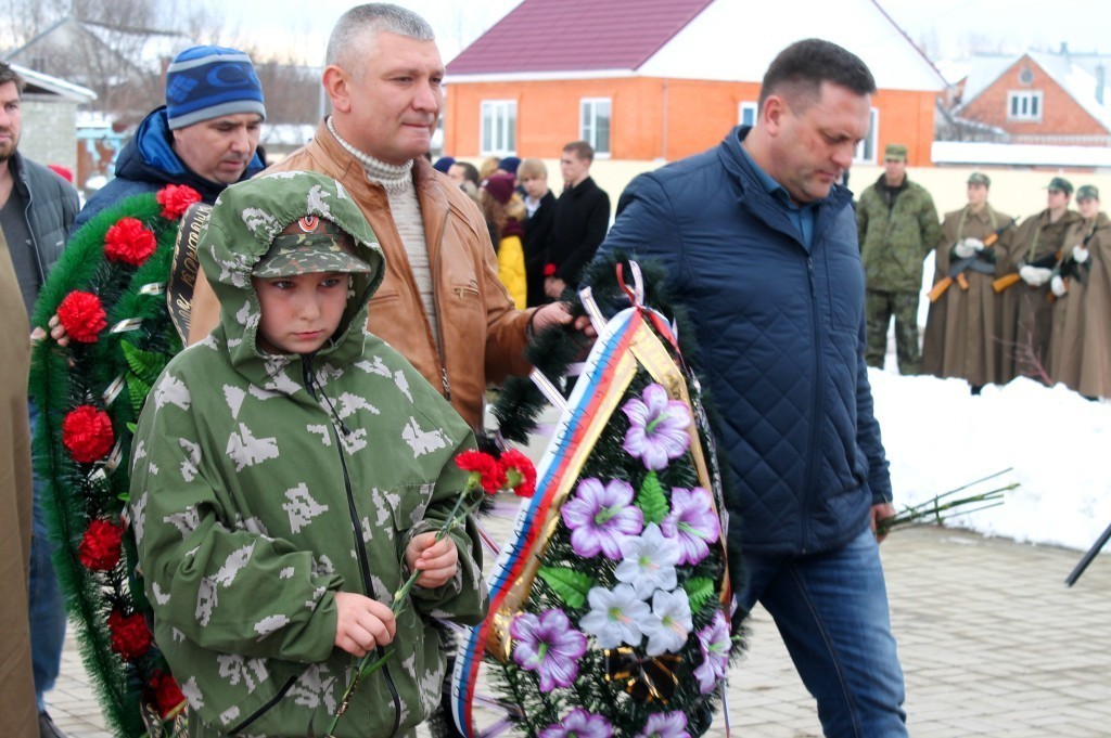 Погода в мостовском на завтра. Ветераны Мостовской. Боевые ветераны Чеченской войны в Мостовском. Памятник герой Чеченской войны поселок Мостовской.