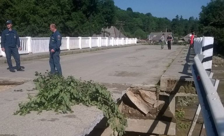 Непогода продолжает испытывать Мостовский район на прочность