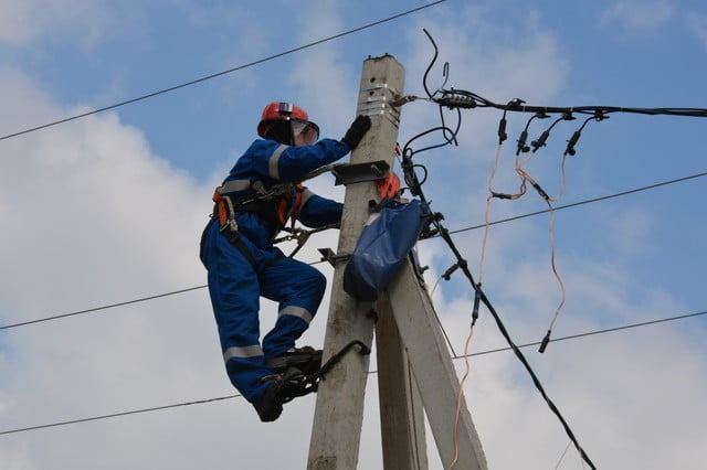 Энергетики завершают восстановление энергоснабжения в Мостовском районе, нарушенное ураганом 14