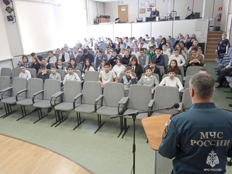 Сотрудники МЧС провели с детьми беседу по пожарной безопасности