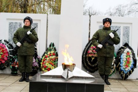 Школьники-на-посту-у-памятника-в-Махошевской-где-похоронены-жертвы-трагедии-на-Михизеевой-Поляны