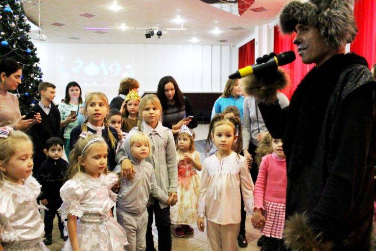 В Мостовском прошла ёлка для детей из многодетных семей 1