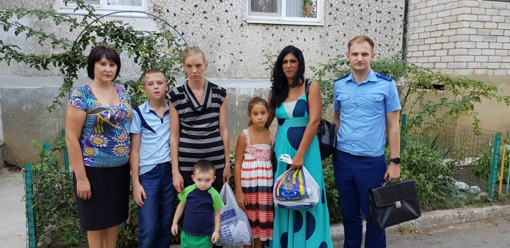 Работники прокуратуры Мостовского района приняли участие в благотворительной акции в преддверии учебного года 1