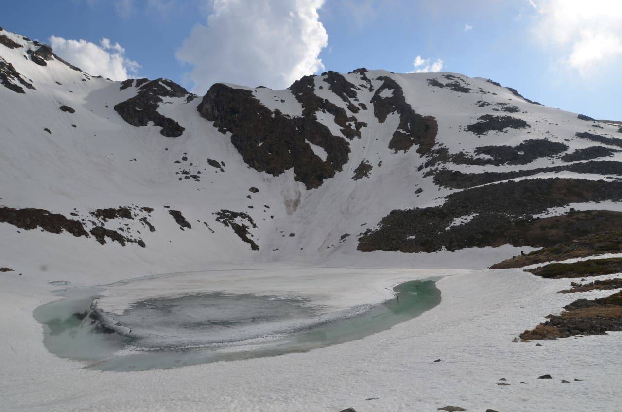 Дайверы в Мостовском районе установили мировой рекорд по погружению в замерзшее горное озеро 1