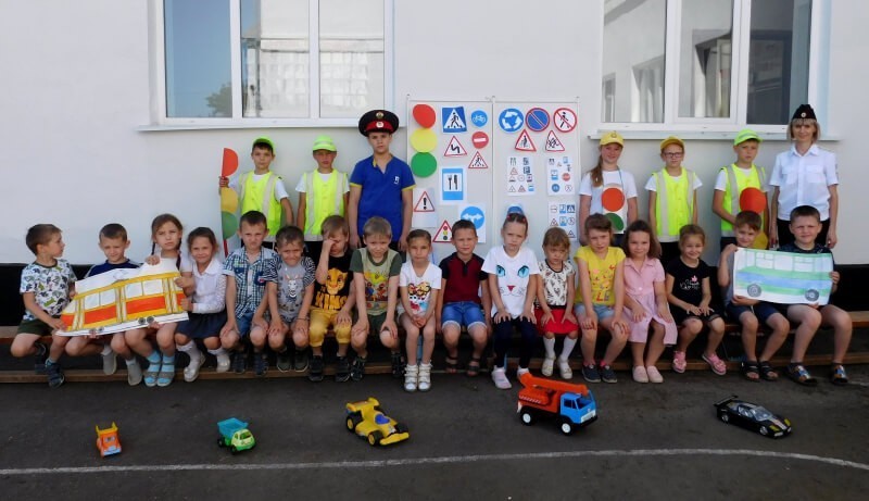 В Мостовском районе полицейские и общественники организовали для дошкольников игровую программу на знание ПДД 1