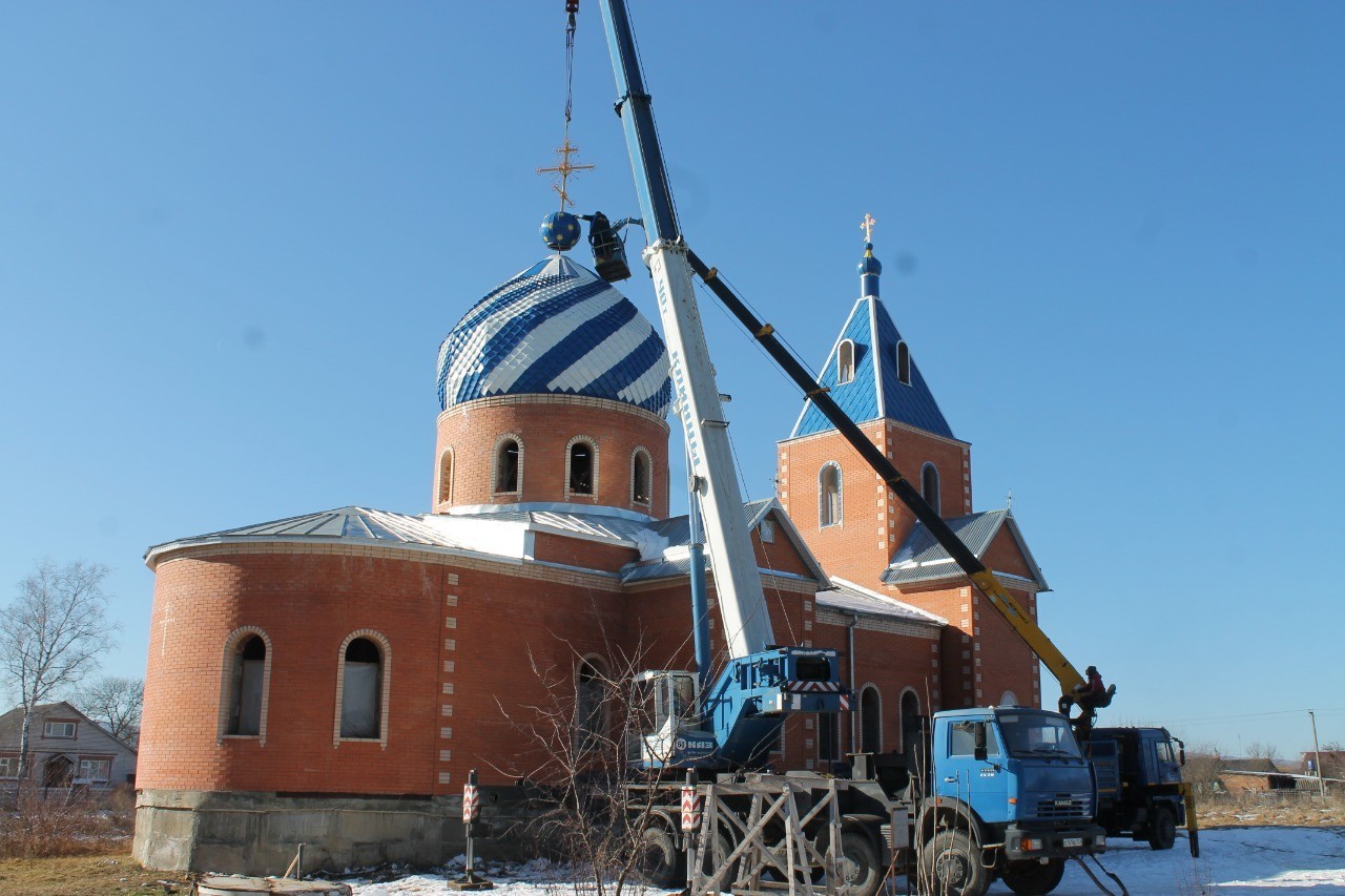 На строящемся храме в станице Губской установили главный купол 1