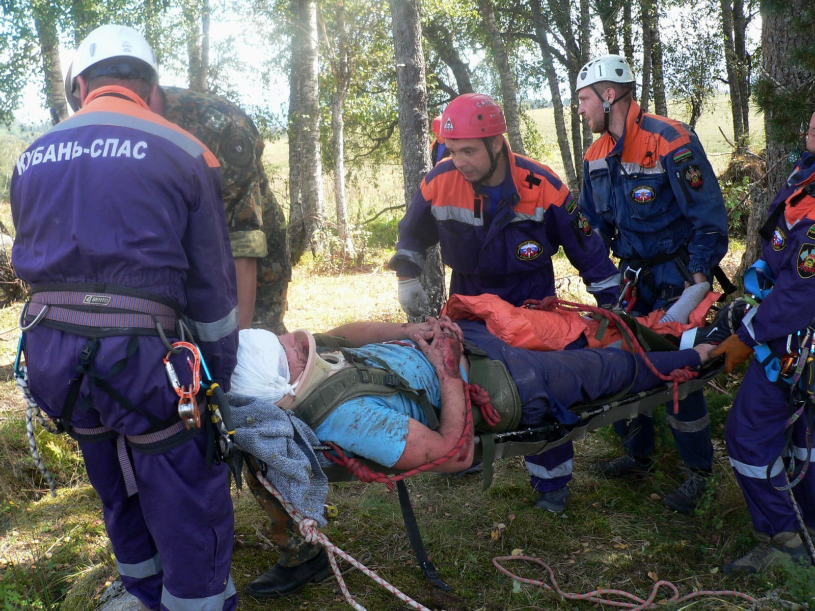 В Мостовском районе парень сорвался в пропасть и упал на выступ в скале 1