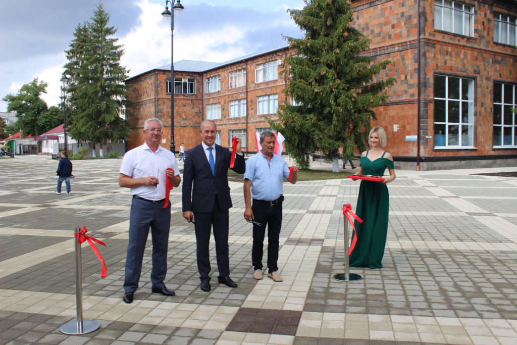 В Мостовском районе завершилась реконструкция площади по программе «Формирование комфортной городской среды» 5