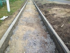 Работы по строительству новых тротуаров в пгт Мостовской продолжаются 19