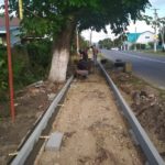 Работы по строительству новых тротуаров в пгт Мостовской продолжаются 3
