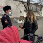 С наступающим 8 Марта женщин-водителей поздравили инспекторы ОГИБДД ОМВД России по Мостовскому району 15
