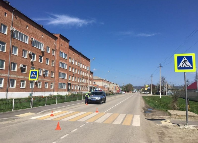 23 апреля вот на этой «зебре» в посёлке Мостовском случилось ДТП, в котором пострадал ребёнок 3