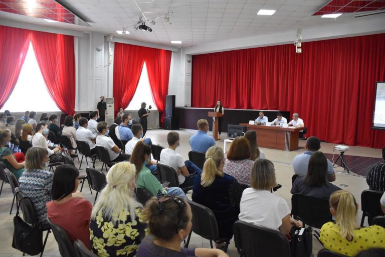 24 августа в мостовском Доме культуры состоялся круглый стол под председательством заместителя министра образования науки и молодежной политики 1