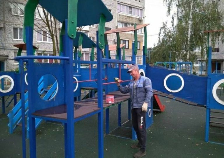 В посёлке Мостовском отремонтировали детские площадки 1