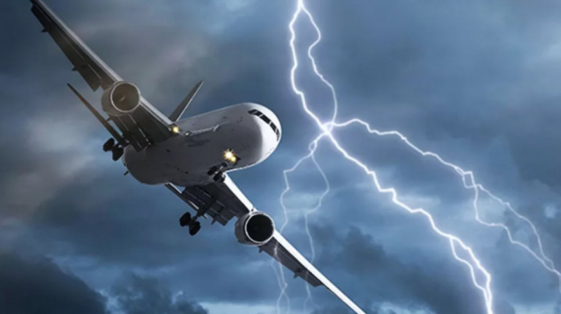 Самолет авиакомпании Azur Air рейса Екатеринбург — Сочи экстренно приземлился в Краснодаре из-за удара молнии
