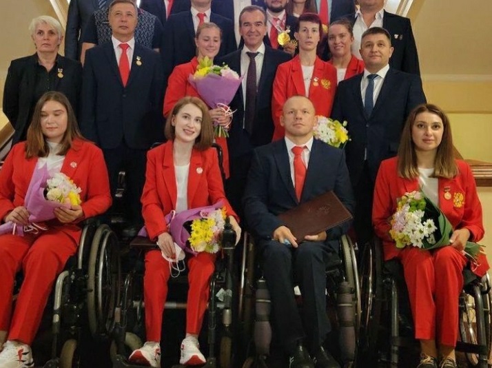 Мостовскую спортсменку Диану Цыплину губернатор наградил за участие в Паралимпийских играх в Токио