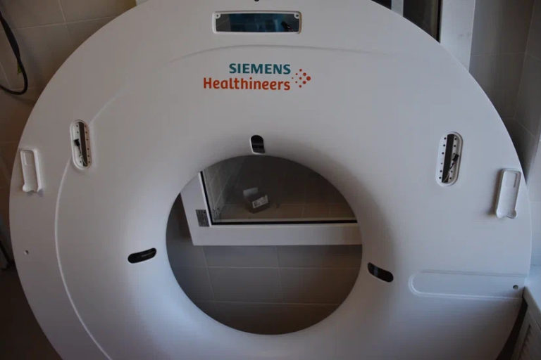 В центральной больнице Мостовского района устанавливают компьютерный томограф 1