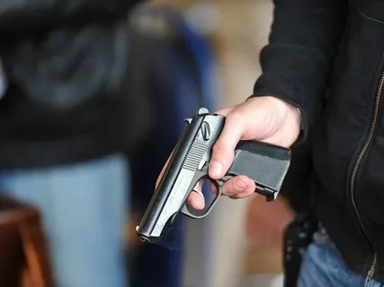 30-летний мостовчанин пришёл в кафе и, угрожая пистолетом, потребовал пива