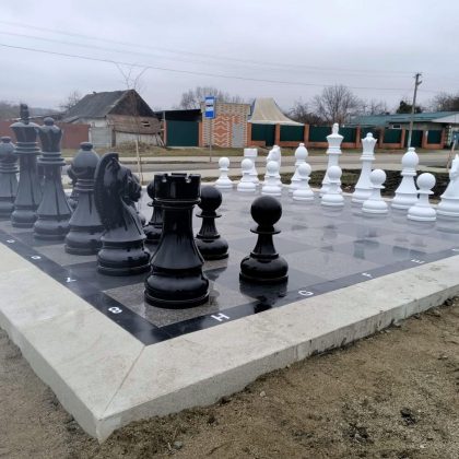 В сквере Мостовского района установили уличные шахматы 1