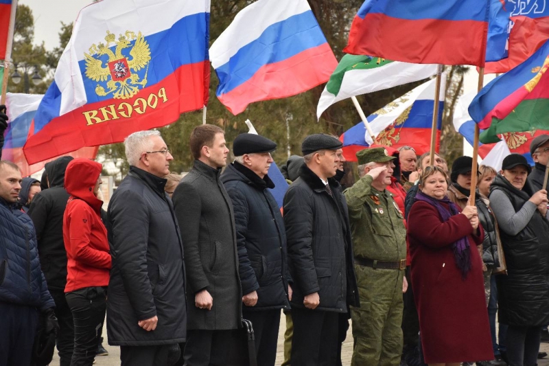 В посёлке Мостовском прошёл митинг в честь восьмой годовщины объединения Крыма с Россией