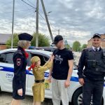 В Мостовском районе сотрудники полиции вместе со школьниками раздали водителям Георгиевские ленты 9