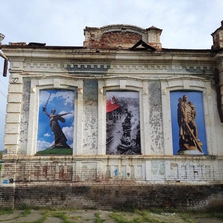 Патриотическая экспозиция установлена на одном из старинных зданий в станице Ярославской. 1