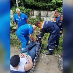 В Мостовском районе спасатели транспортировали из леса туриста из Петербурга с травмой ноги 3