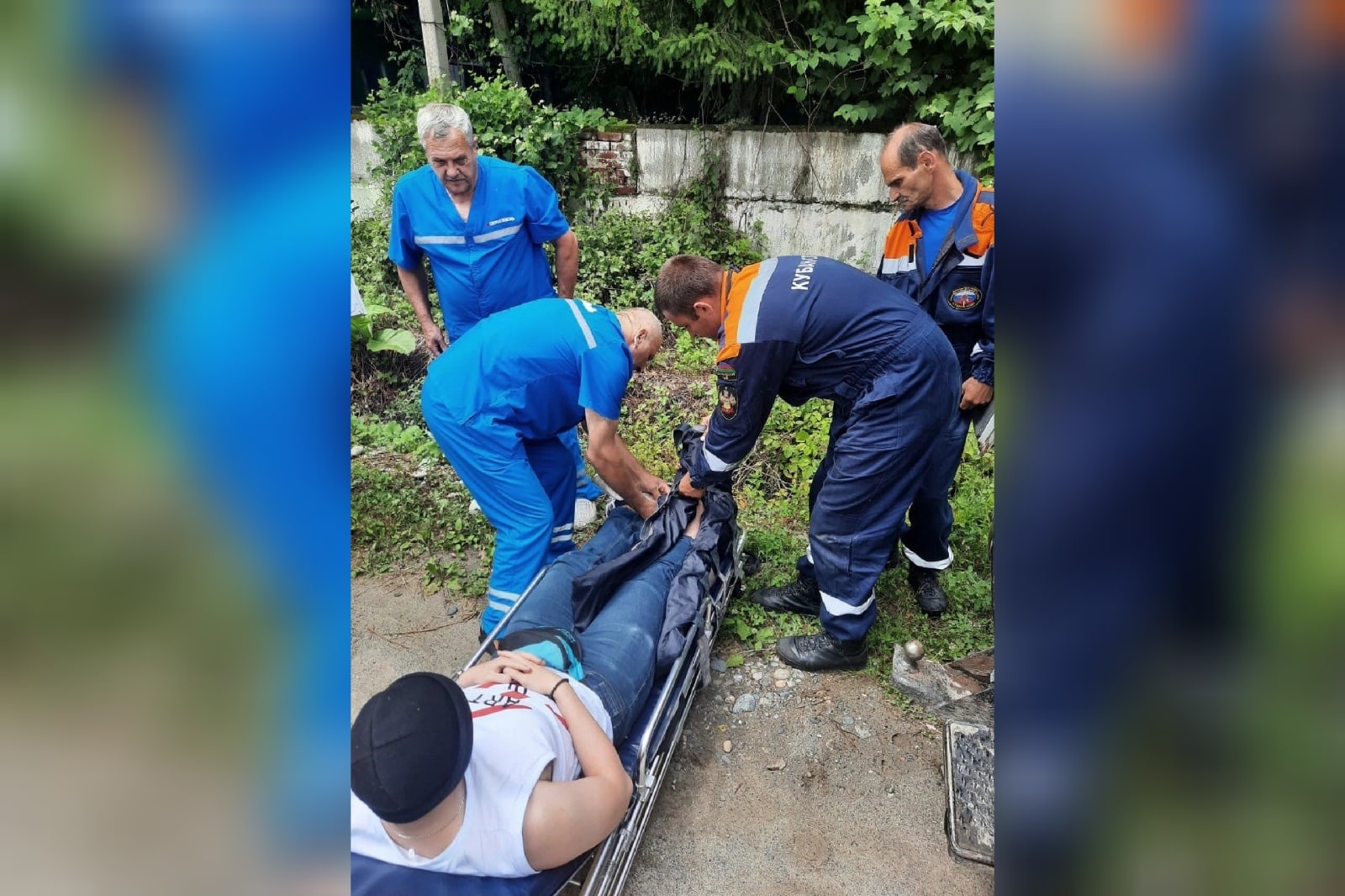 В Мостовском районе спасатели транспортировали из леса туриста из Петербурга с травмой ноги 1