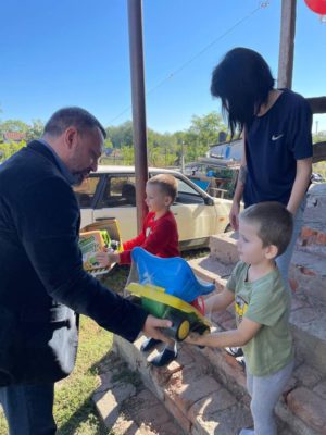 Депутат Государственной Думы Дмитрий Лоцманов посетил семьи мобилизованных, чтобы оказать им всестороннюю поддержку 14