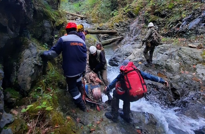 Спасатели псебайского спасательного отряда помогли мужчине, который упал с обрыва 6