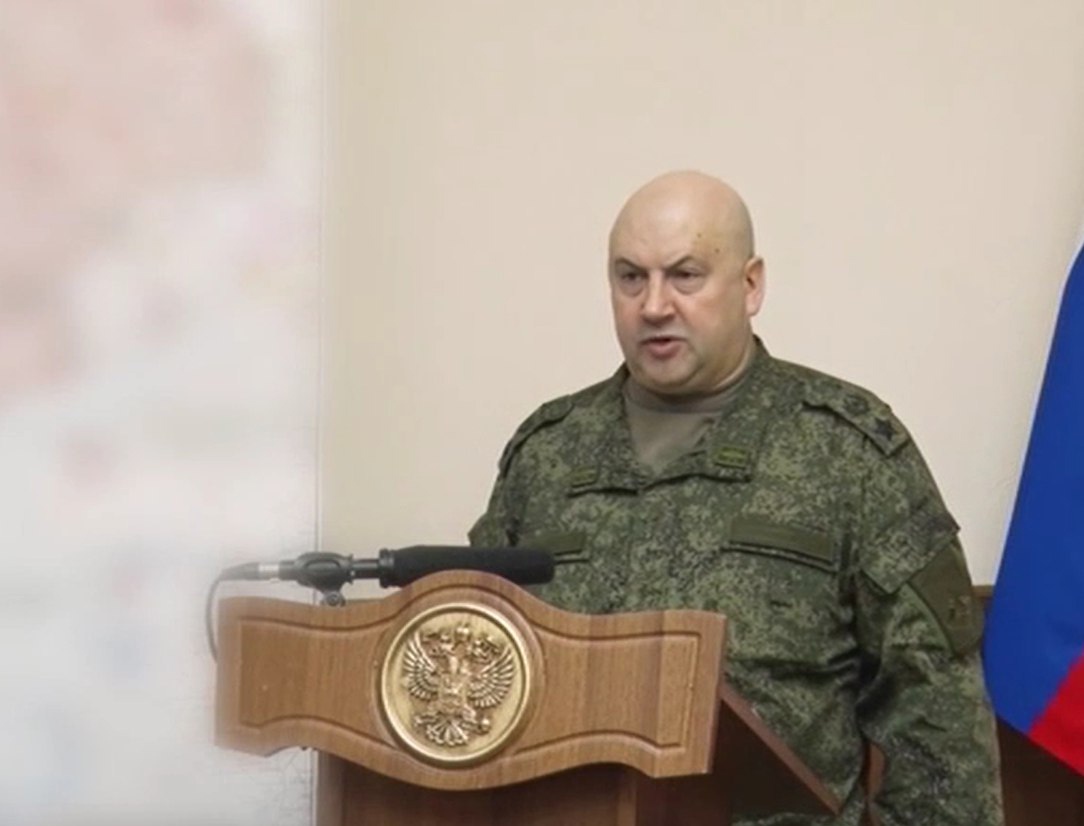 Генерал армии Сергей Суровикин доложил министру обороны РФ Сергею Шойгу обстановку в районе проведения спецоперации 11