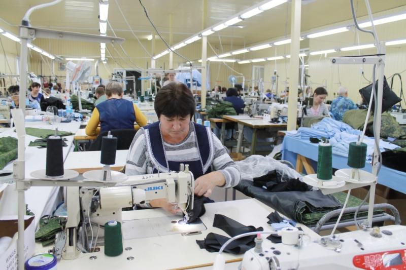 Несколько швейных предприятий Псебая выполняют заказы на пошив спецодежды для военнослужащих, принимающих участие в специальной военной операции на Украине