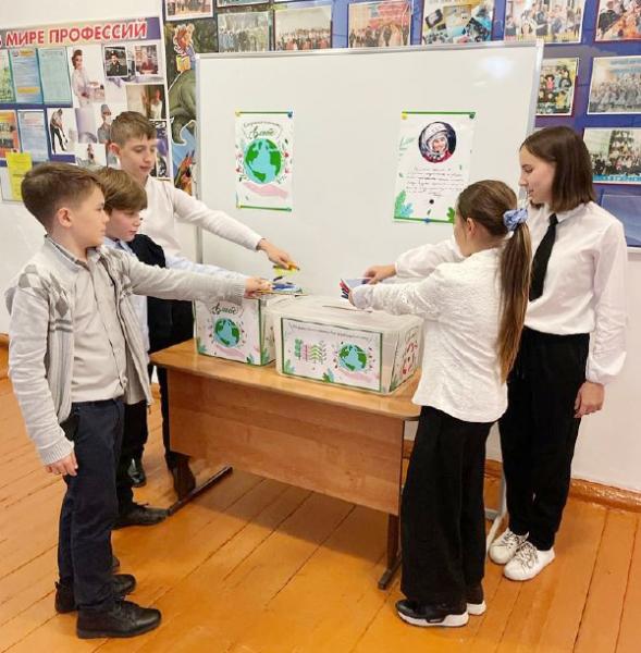 Школьники посёлка Мостовского учатся правильно утилизировать канцелярские принадлежности