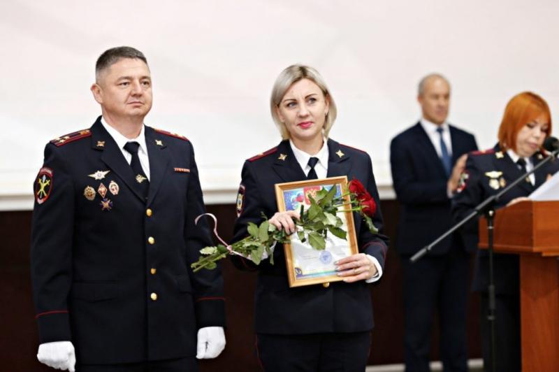 В Мостовском районе стражей порядка поздравили с профессиональным праздником