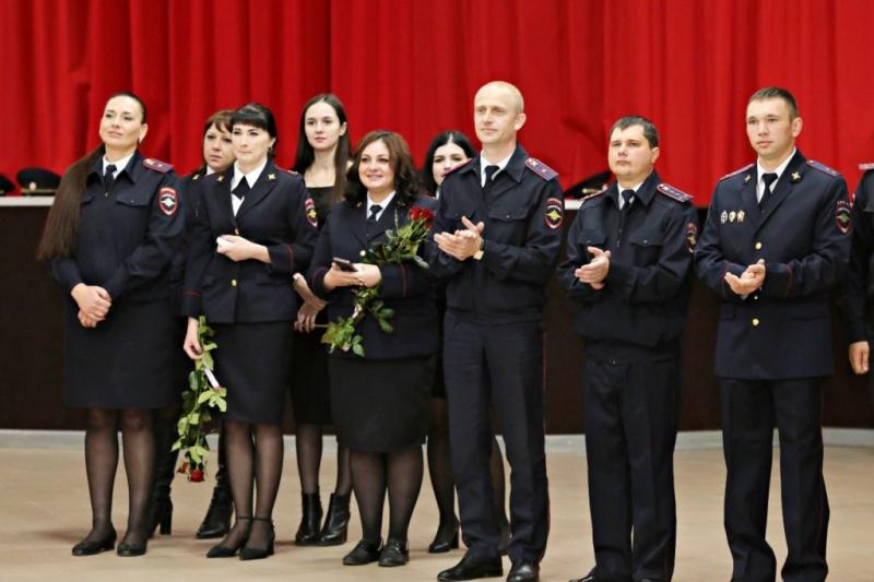 В Мостовском районе стражей порядка поздравили с профессиональным праздником