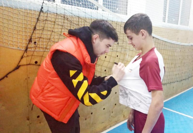 Данил Пруцев в мостовской школе № 2 провёл мастер-класс для юных футболистов
