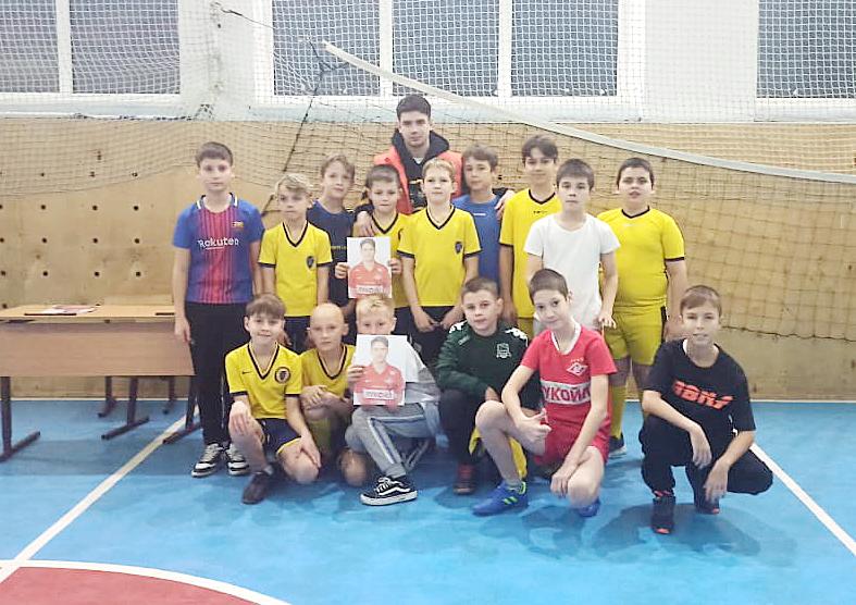 Данил Пруцев в мостовской школе № 2 провёл мастер-класс для юных футболистов