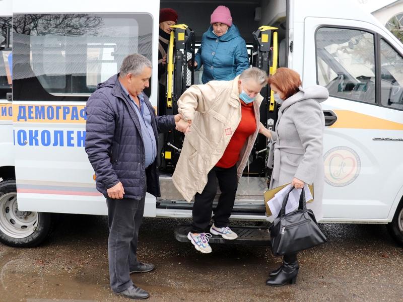 В Мостовском районе работает мобильная бригада, которая доставляет пожилых людей из отдалённых населённых пунктов к врачам