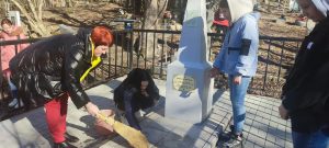 Волонтёры Псебайского городского поселения организовали наведение санитаного порядка на братских могилах в п. Никитино, с.Бурном и п.Кировском. 7