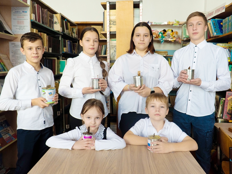 Школьники Мостовского района изготовили блиндажные свечи для бойцов