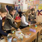 Школьники Мостовского района изготовили блиндажные свечи для бойцов 13