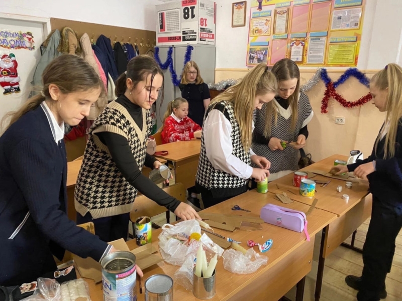 Школьники Мостовского района изготовили блиндажные свечи для бойцов