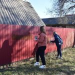 Специалисты и волонтеры Мостовского молодежно-спортивного центра, члены общественной организации «Молодежный патруль» закрасили так называемые агитационные граффити 17