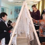В Доме культуры посёлка Мостовского плетут маскировочные сети для участников СВО 1