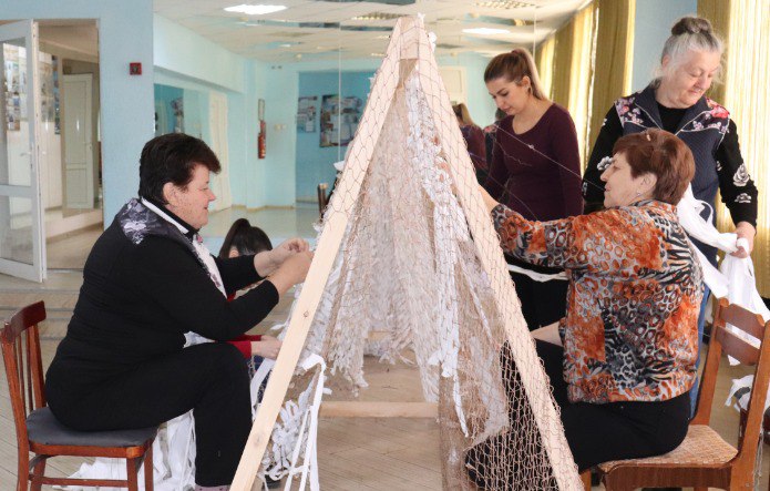 В Доме культуры посёлка Мостовского плетут маскировочные сети для участников СВО