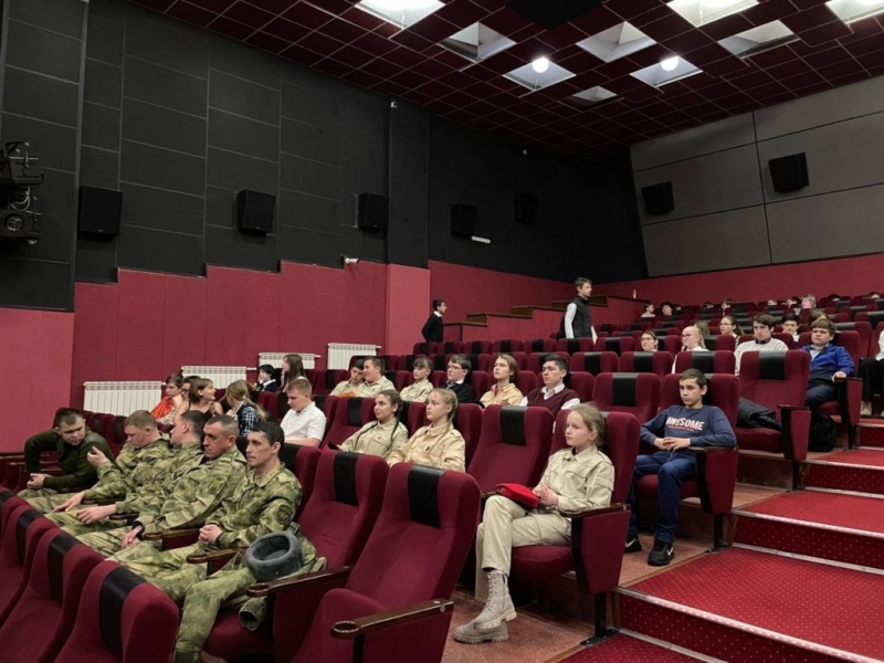 В кинотеатре «Мир» посёлка Мостовского состоялся благотворительный показ документального фильма о Донбассе «Где проходит граница?» 3