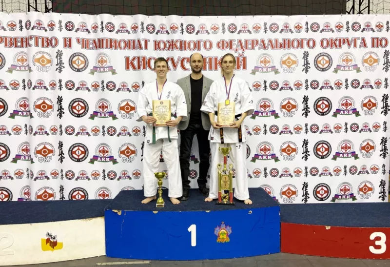 Двумя золотыми медалями пополнили копилку Мостовского района каратисты 18
