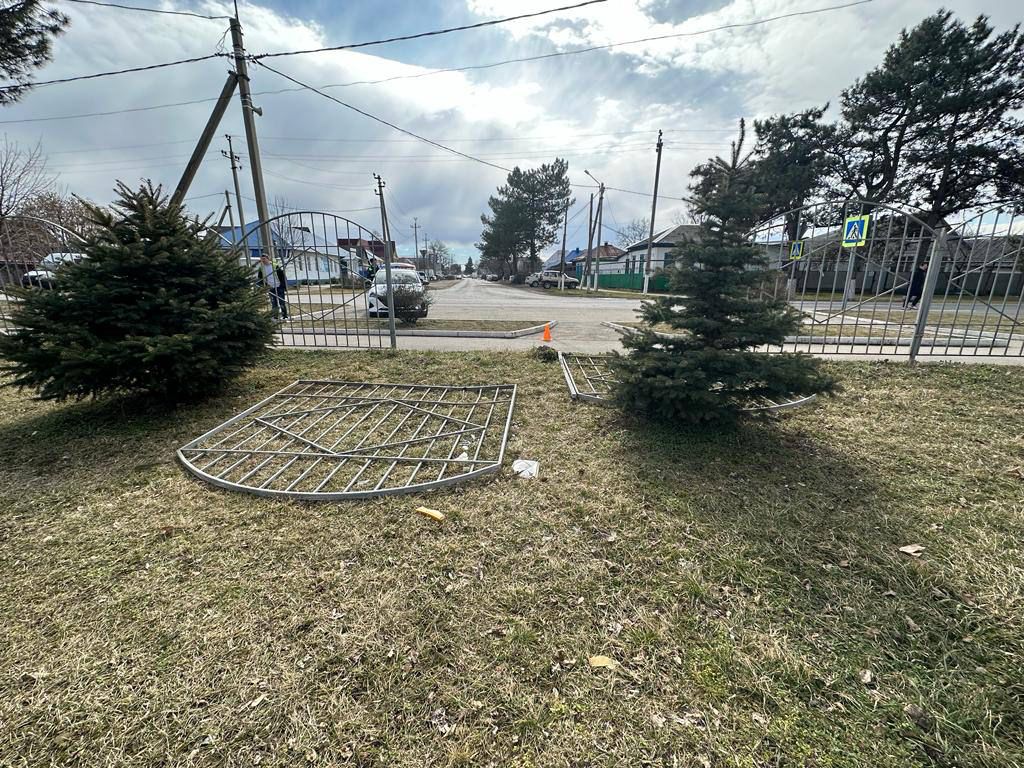 В ночь с 8 на 9 марта в посёлке Мостовском неизвестный водитель снёс забор школы № 1 5